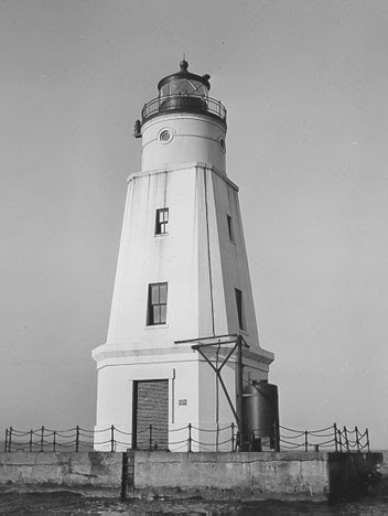 breakwater lighthouse